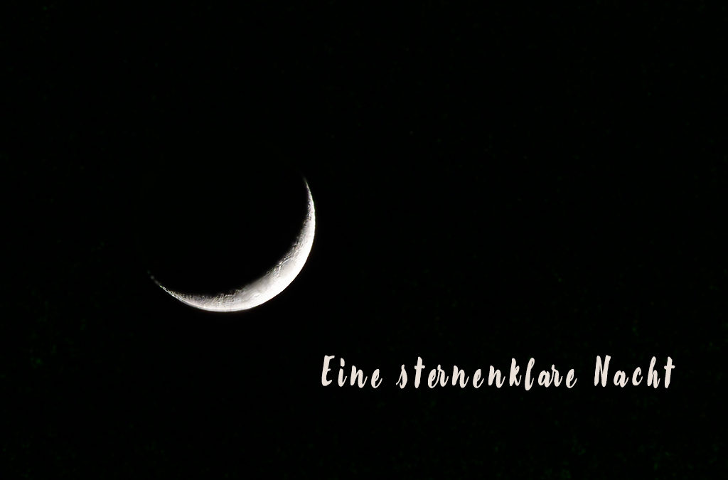 Strahlend helle Venus über dem zunehmenden Mond